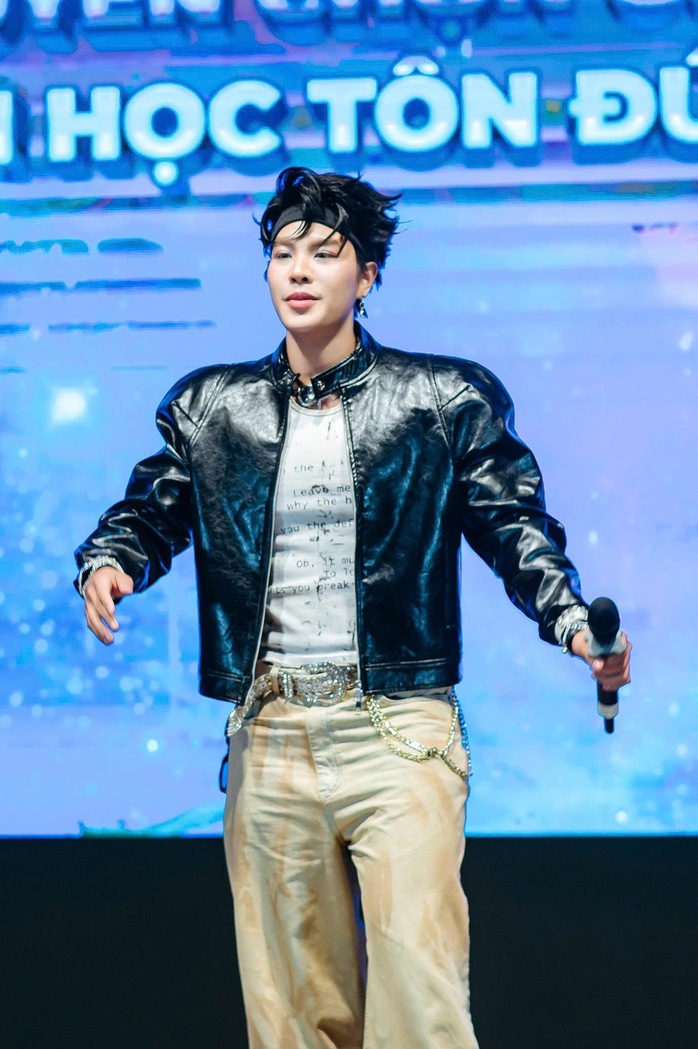 Ca sĩ Felix Tiến Quang khuấy động s&acirc;n khấu trường Đại học T&ocirc;n Đức Thắng  - Ảnh 1.