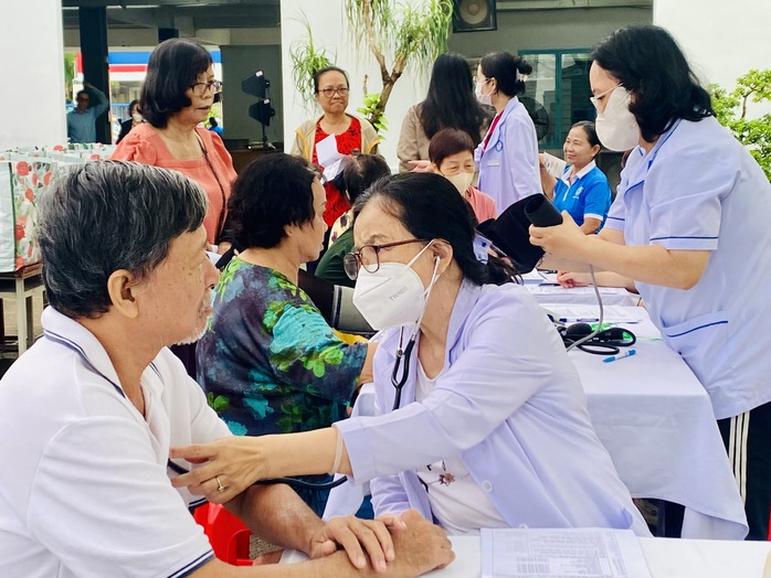 TPHCM: Phường Phú Nhuận chúc thọ hơn 1.000 người cao tuổi - Ảnh 2.