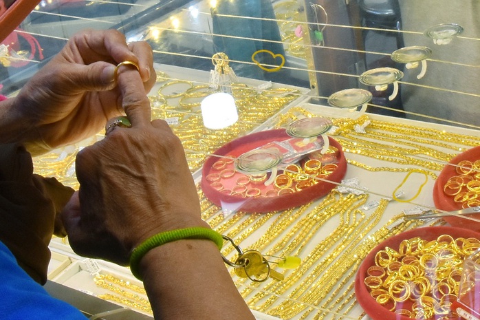 Gi&aacute; v&agrave;ng h&ocirc;m nay, 28-4: Sụt giảm mạnh - Ảnh 1.