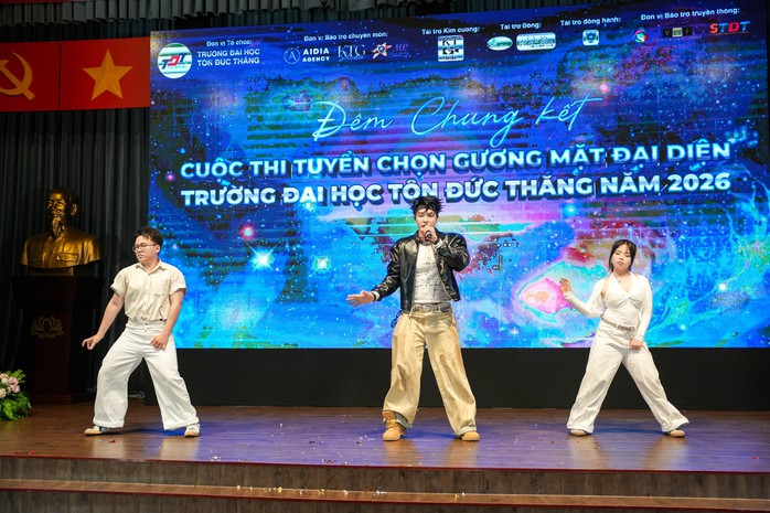 Ca sĩ Felix Tiến Quang khuấy động s&acirc;n khấu trường Đại học T&ocirc;n Đức Thắng  - Ảnh 2.