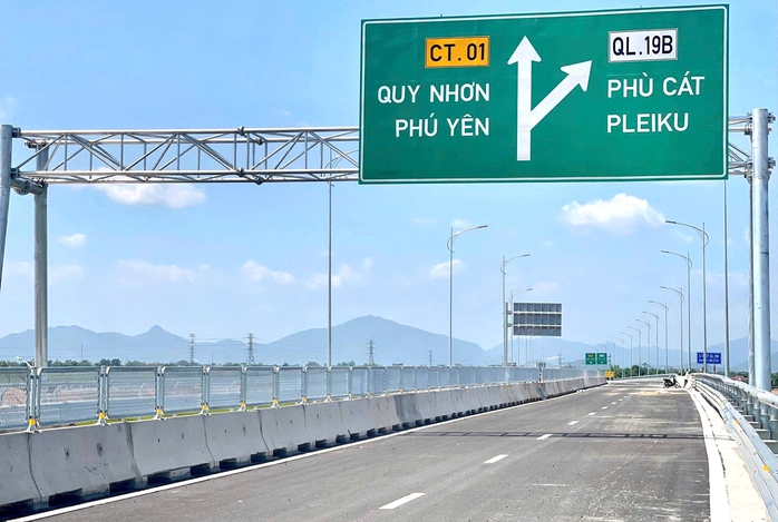 Từ trưa 29-4, th&ocirc;ng xe cao tốc Quảng Ng&atilde;i &ndash; hầm C&ugrave; M&ocirc;ng phục vụ lễ 30-4 - Ảnh 1.