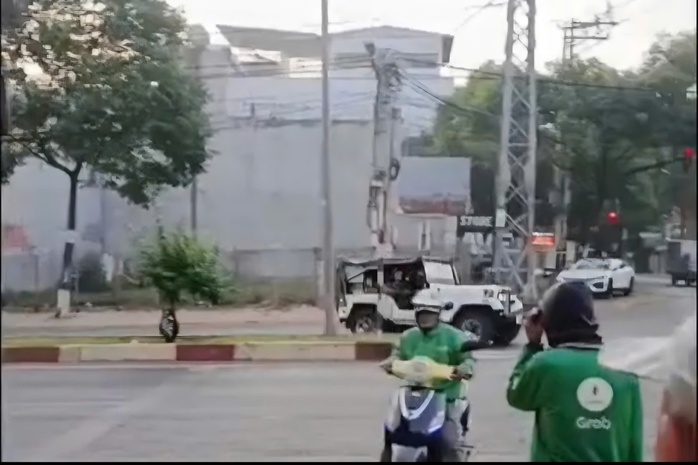 Người đ&agrave;n &ocirc;ng l&aacute;i xe Jeep đe dọa t&agrave;i xế xe c&ocirc;ng nghệ giữa phố Bu&ocirc;n Ma Thuột - Ảnh 1.