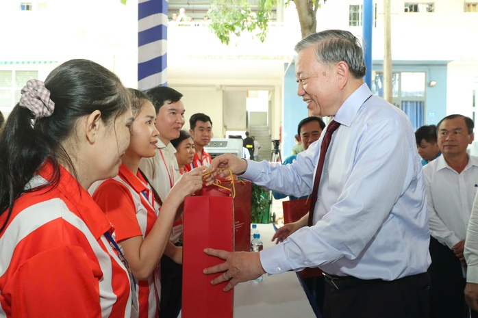 To&agrave;n văn nội dung buổi n&oacute;i chuyện với c&ocirc;ng nh&acirc;n TPHCM của Tổng b&iacute; thư, Chủ tịch nước T&ocirc; L&acirc;m - Ảnh 3.