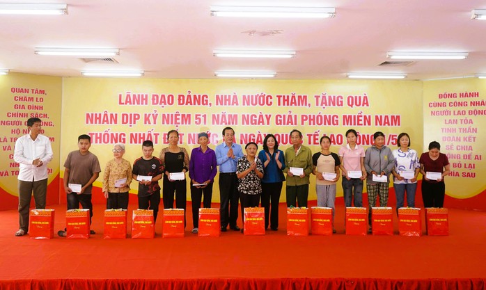 Chủ tịch Ủy ban Trung ương MTTQ B&ugrave;i Thị Minh Ho&agrave;i thăm, tặng qu&agrave; c&ocirc;ng nh&acirc;n ở Thanh H&oacute;a - Ảnh 1.