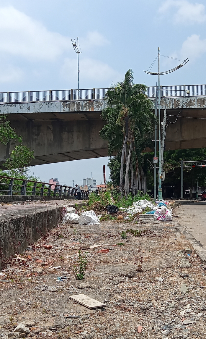 Phản hồi: Đ&atilde; di dời trụ điện chiếm vỉa h&egrave; - Ảnh 1.