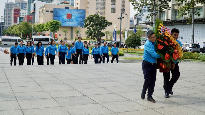 C&aacute;n bộ C&ocirc;ng đo&agrave;n, CNVC-LĐ TPHCM d&acirc;ng hương, d&acirc;ng hoa tưởng nhớ B&aacute;c Hồ, B&aacute;c T&ocirc;n - Ảnh 7.