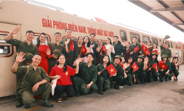 Chạm v&agrave;o k&yacute; ức tr&ecirc;n chuyến t&agrave;u "H&agrave; Nội 5 cửa &ocirc;" đặc biệt dịp 30-4 - 1-5 - Ảnh 3.