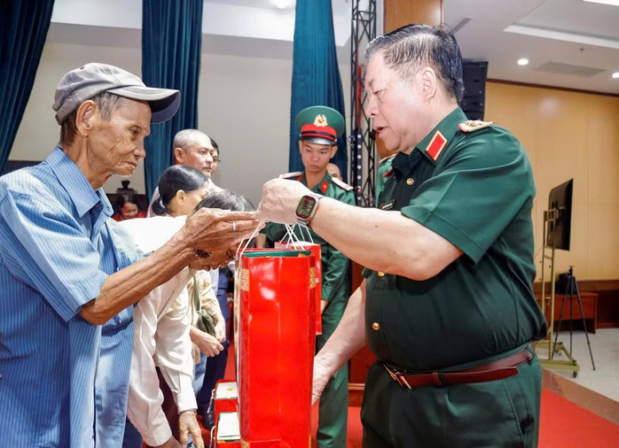 Đại tướng Nguyễn Trọng Nghĩa thăm, tặng qu&agrave; người c&oacute; c&ocirc;ng v&agrave; c&ocirc;ng nh&acirc;n tại Gia Lai - Ảnh 1.