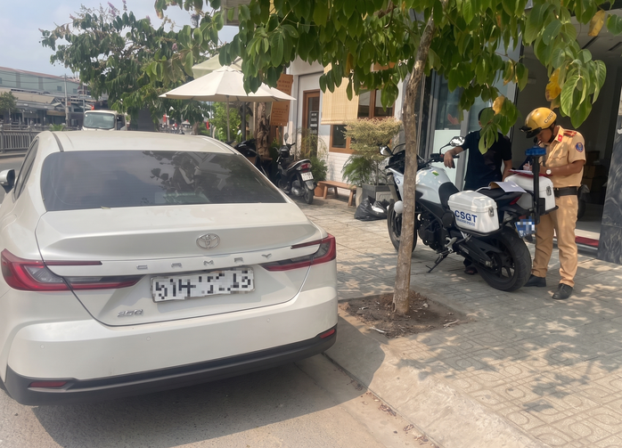 CSGT sẽ cẩu xe về nơi tạm giữ nếu t&agrave;i xế dừng đỗ sai quy định v&agrave; kh&ocirc;ng c&oacute; mặt - Ảnh 1.