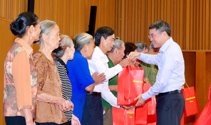 Thủ tướng L&ecirc; Minh Hưng tiếp x&uacute;c cử tri tại Hải Ph&ograve;ng , tặng qu&agrave; c&ocirc;ng nh&acirc;n lao động - Ảnh 4.