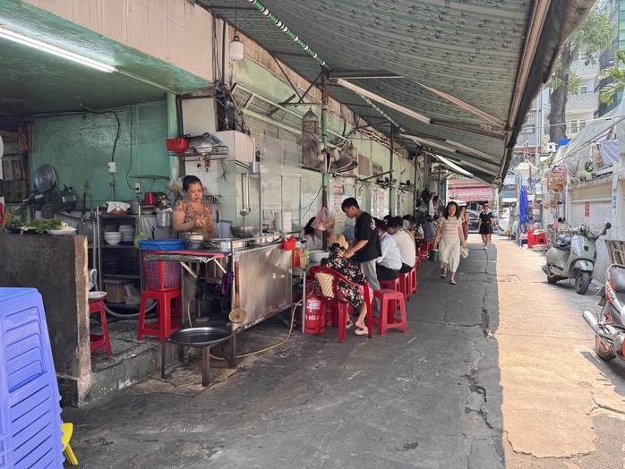 Gi&aacute; b&uacute;n phở vẫn cao d&ugrave; xăng dầu giảm mạnh: Nguy&ecirc;n nh&acirc;n v&agrave; thực trạng 2026 - Ảnh 1.