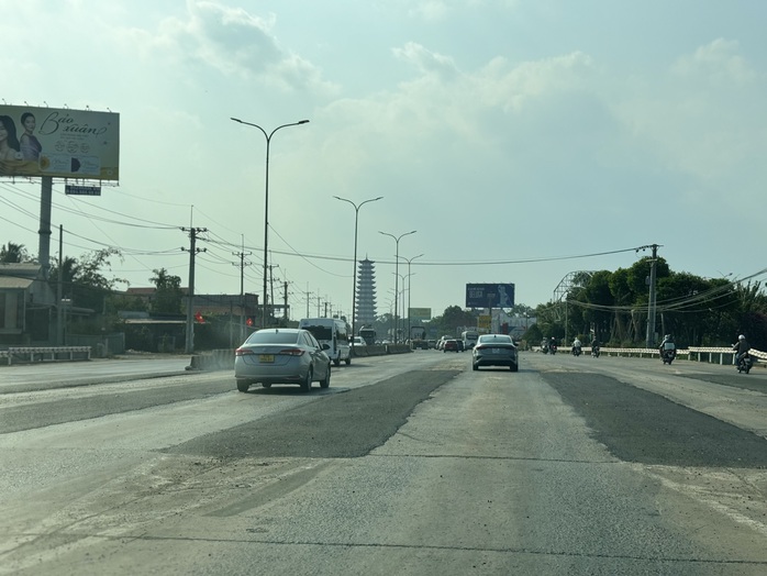 Tháo dỡ xong hai trạm thu phí trên Quốc lộ 51 ‘bỏ hoang’ án ngữ hơn 3 năm qua - Ảnh 1.