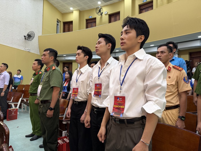 Ca sĩ Ng&ocirc; Kiến Huy tham gia c&acirc;u lạc bộ C&ocirc;ng an TPHCM - Ảnh 2.