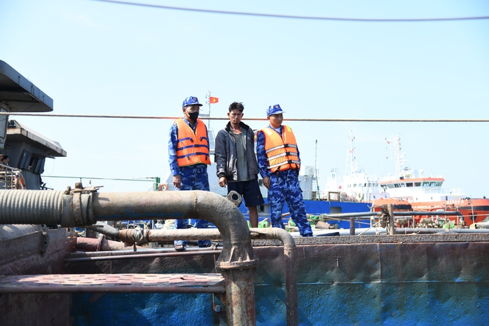 Tạm giữ tàu bơm hút 200 m³ cát không rõ nguồn gốc - Ảnh 2.