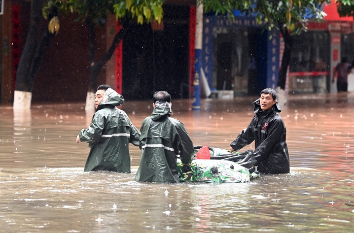 Trung Quốc: Kh&acirc;m Ch&acirc;u hứng chịu trận mưa lớn kỷ lục trong 10 năm qua - Ảnh 7.