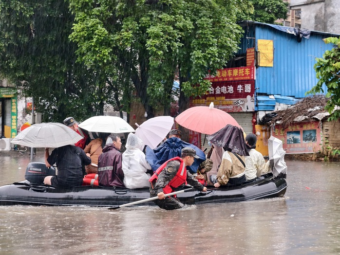 Trung Quốc: Kh&acirc;m Ch&acirc;u hứng chịu trận mưa lớn kỷ lục trong 10 năm qua - Ảnh 5.