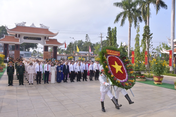L&atilde;nh đạo TPHCM viếng Nghĩa trang liệt sĩ nh&acirc;n 51 năm Giải ph&oacute;ng Miền Nam - Ảnh 3.