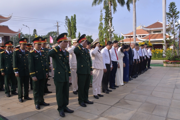 L&atilde;nh đạo TPHCM viếng Nghĩa trang liệt sĩ nh&acirc;n 51 năm Giải ph&oacute;ng Miền Nam - Ảnh 4.