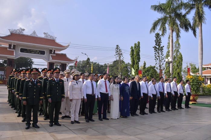 L&atilde;nh đạo TPHCM viếng Nghĩa trang liệt sĩ nh&acirc;n 51 năm Giải ph&oacute;ng Miền Nam - Ảnh 5.