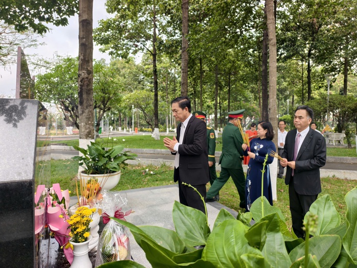 L&atilde;nh đạo TPHCM viếng Nghĩa trang liệt sĩ nh&acirc;n 51 năm Giải ph&oacute;ng Miền Nam - Ảnh 2.