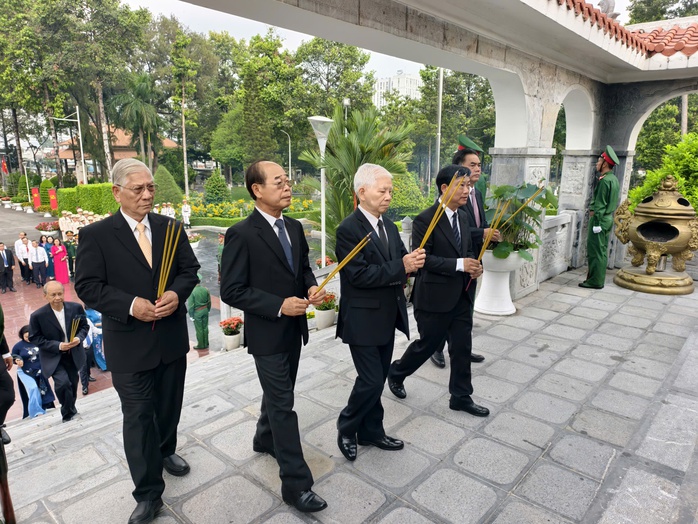L&atilde;nh đạo TPHCM viếng Nghĩa trang liệt sĩ nh&acirc;n 51 năm Giải ph&oacute;ng Miền Nam - Ảnh 1.