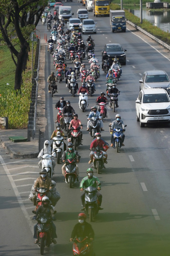 Cửa ng&otilde; ph&iacute;a T&acirc;y TPHCM đang &ugrave;n tắc, c&aacute;c xe di chuyển rất chậm - Ảnh 6.