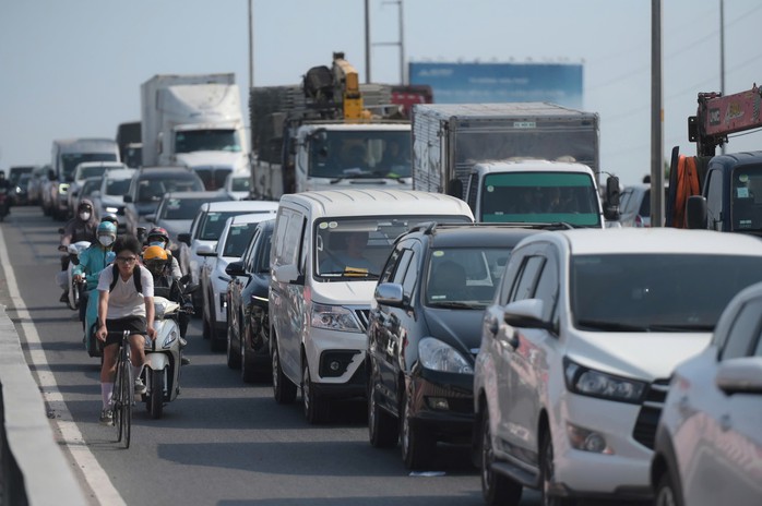 Cửa ng&otilde; ph&iacute;a T&acirc;y TPHCM đang &ugrave;n tắc, c&aacute;c xe di chuyển rất chậm - Ảnh 5.