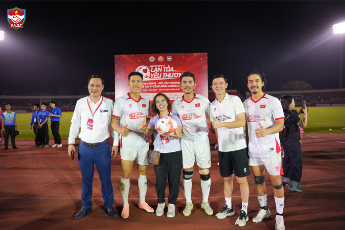 Khi người nổi tiếng bắt tay C&ocirc;ng an TPHCM - Ảnh 2.