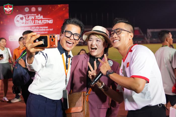 Khi người nổi tiếng bắt tay C&ocirc;ng an TPHCM - Ảnh 7.