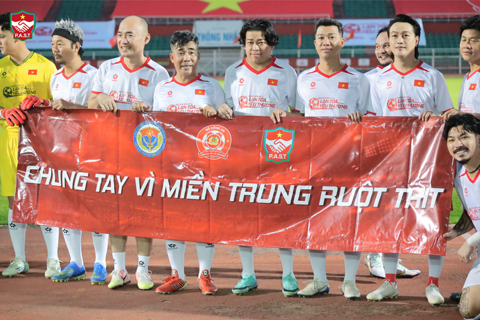 Khi người nổi tiếng bắt tay C&ocirc;ng an TPHCM - Ảnh 3.