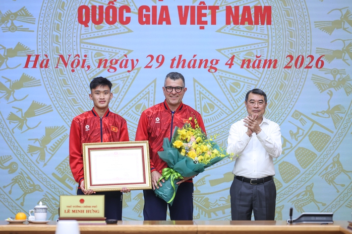 Thủ tướng L&ecirc; Minh Hưng ch&uacute;c mừng đội tuyển U17 Việt Nam v&ocirc; địch Đ&ocirc;ng Nam &Aacute; 2026 - Ảnh 3.