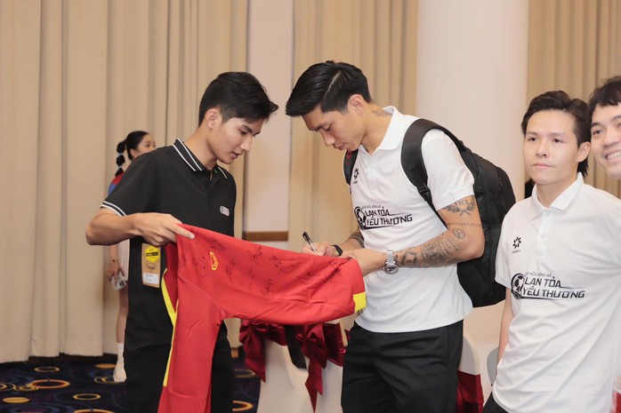 Khi người nổi tiếng bắt tay C&ocirc;ng an TPHCM - Ảnh 1.