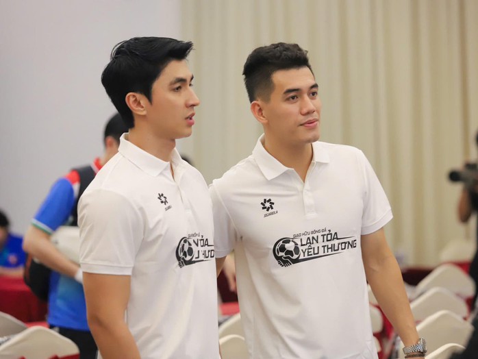 Khi người nổi tiếng bắt tay C&ocirc;ng an TPHCM - Ảnh 5.