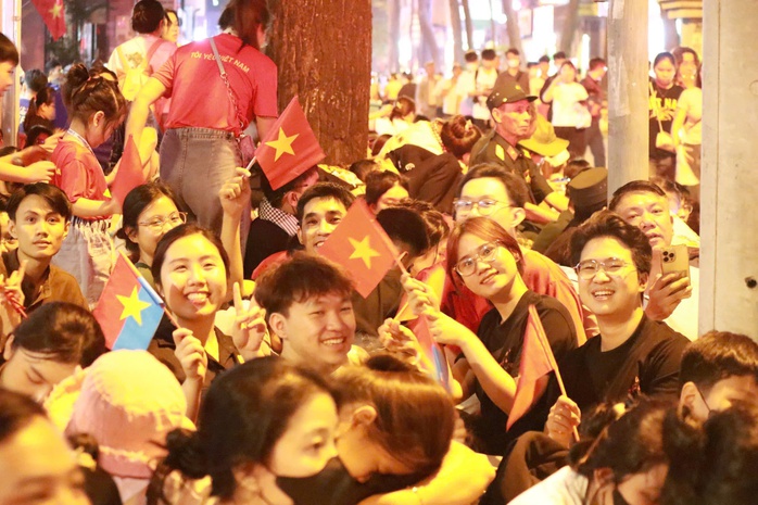 Hồi ức th&aacute;ng 4: Sống lại k&yacute; ức A50 qua mạng x&atilde; hội - Ảnh 10.