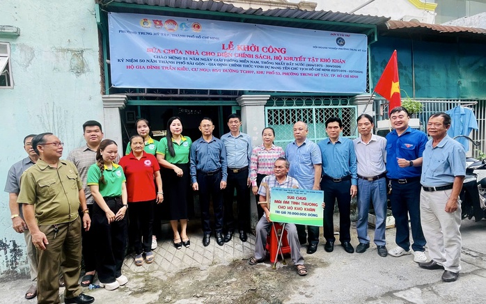 Gi&uacute;p c&ocirc;ng nh&acirc;n kh&oacute; khăn sửa sang m&aacute;i ấm - Ảnh 1.