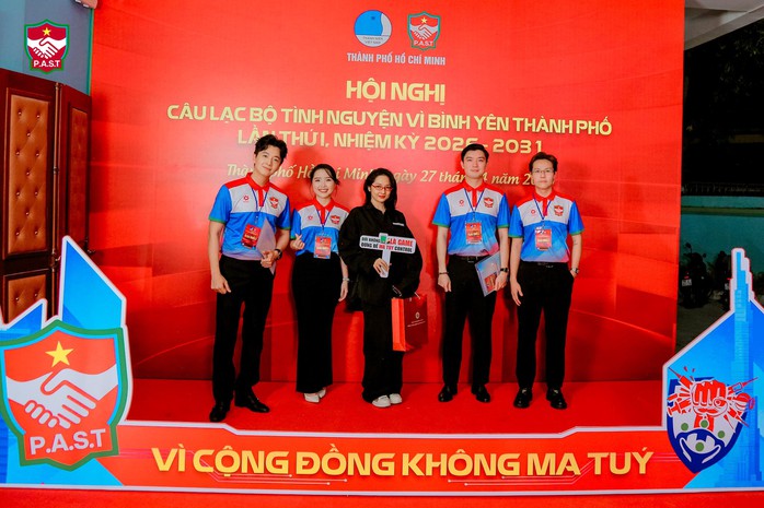 Khi người nổi tiếng bắt tay C&ocirc;ng an TPHCM - Ảnh 9.
