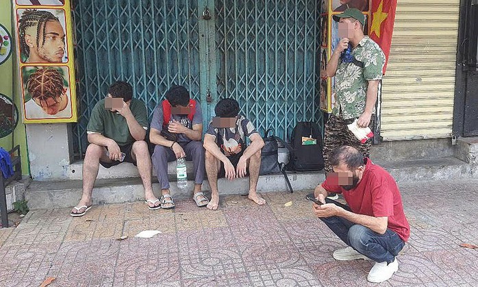 Ch&aacute;y nh&agrave; h&agrave;ng phố T&acirc;y Nha Trang , 5 người nước ng&ograve;ai leo cửa sổ để tho&aacute;t nạn - Ảnh 1.