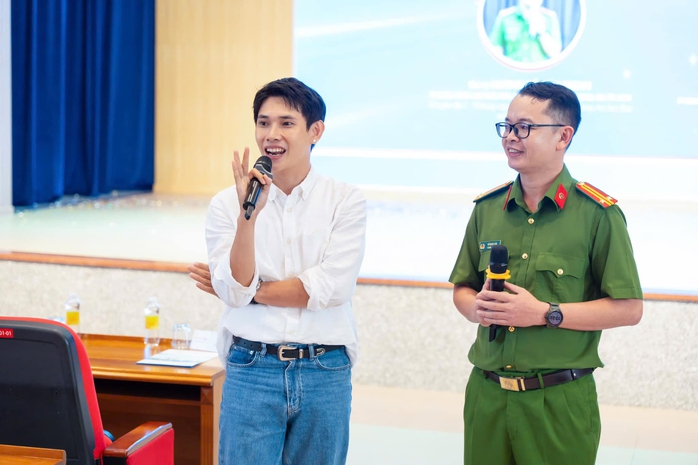 Khi người nổi tiếng bắt tay C&ocirc;ng an TPHCM - Ảnh 11.