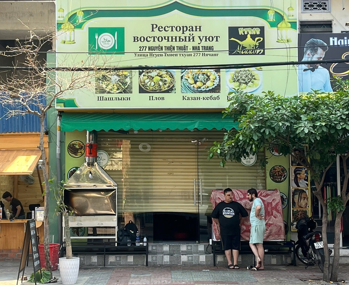 Ch&aacute;y nh&agrave; h&agrave;ng phố T&acirc;y Nha Trang , 5 người nước ng&ograve;ai leo cửa sổ để tho&aacute;t nạn - Ảnh 4.