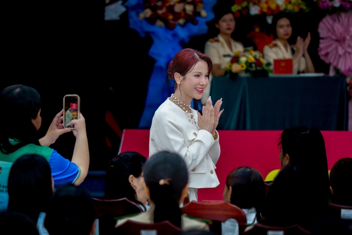 Khi người nổi tiếng bắt tay C&ocirc;ng an TPHCM - Ảnh 10.