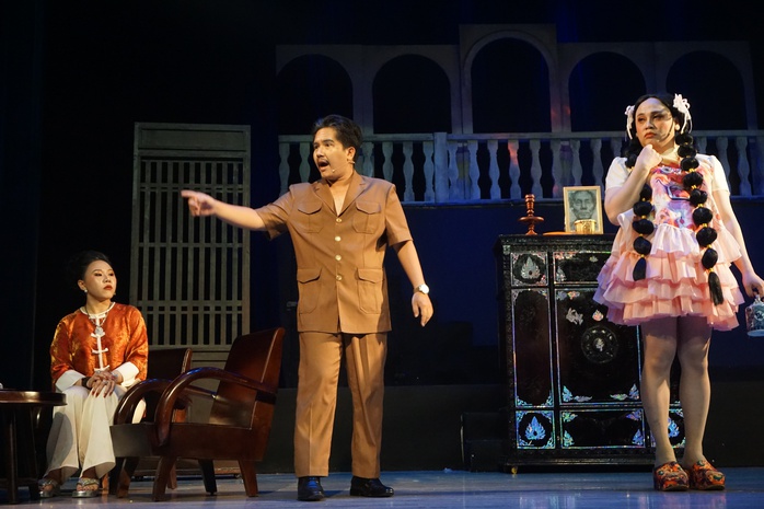 Đạo diễn Nguyễn Hữu Tiến dốc sức d&agrave;n dựng vở "Trăng m&aacute;u" cho diễn vi&ecirc;n trẻ - Ảnh 4.