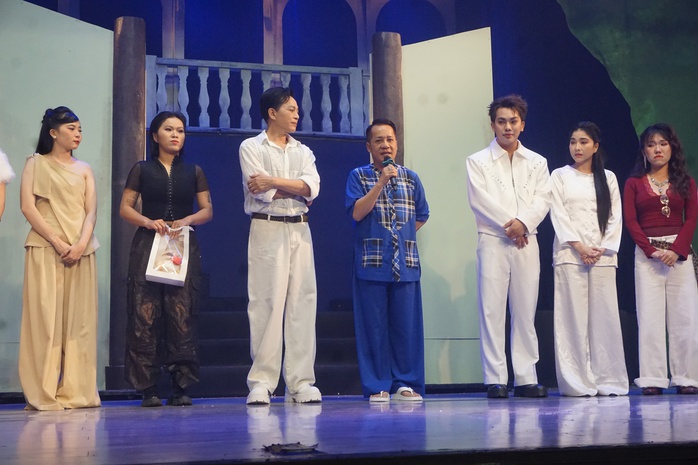 Đạo diễn Nguyễn Hữu Tiến dốc sức d&agrave;n dựng vở "Trăng m&aacute;u" cho diễn vi&ecirc;n trẻ - Ảnh 1.