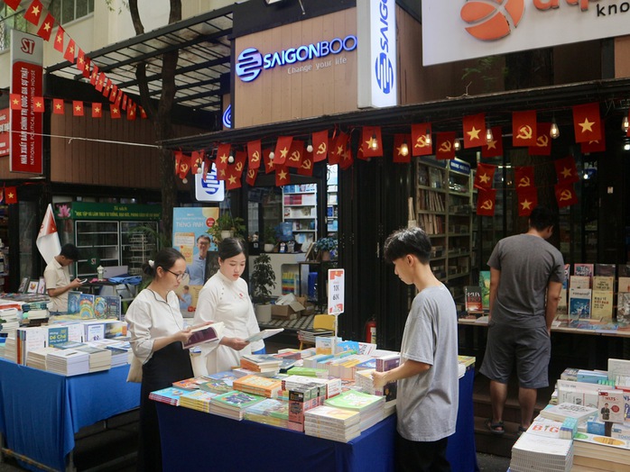 B&ugrave;ng nổ hoạt động giải tr&iacute; dịp lễ - Ảnh 2.