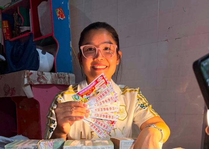 Bảy c&ocirc;ng nh&acirc;n vỡ &ograve;a niềm vui khu tr&uacute;ng giải độc đắc xổ số miền Nam - Ảnh 3.