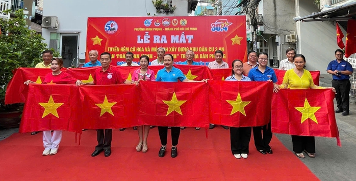 Phường Minh Phụng ra mắt "Tuyến hẻm cờ hoa" ch&agrave;o mừng đại lễ 30-4 - Ảnh 2.