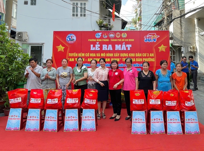 Phường Minh Phụng ra mắt "Tuyến hẻm cờ hoa" ch&agrave;o mừng đại lễ 30-4 - Ảnh 4.