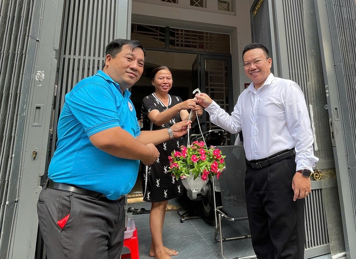 Phường Minh Phụng ra mắt "Tuyến hẻm cờ hoa" ch&agrave;o mừng đại lễ 30-4 - Ảnh 3.