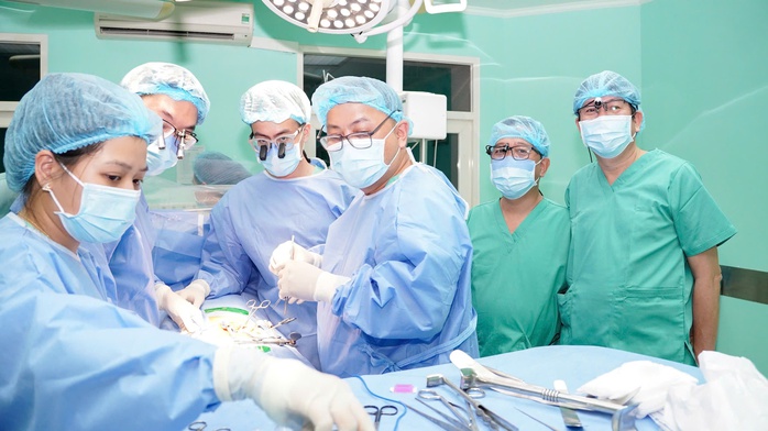 Sau ph&uacute;t mặc niệm, gần 200 y-b&aacute;c sĩ đ&atilde; l&agrave;m n&ecirc;n điều kỳ diệu cho 6 bệnh nh&acirc;n  - Ảnh 1.