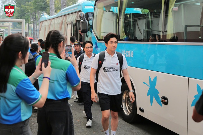 Khi người nổi tiếng bắt tay C&ocirc;ng an TPHCM - Ảnh 16.