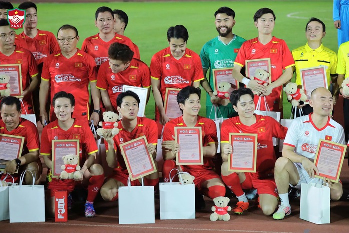 Khi người nổi tiếng bắt tay C&ocirc;ng an TPHCM - Ảnh 8.